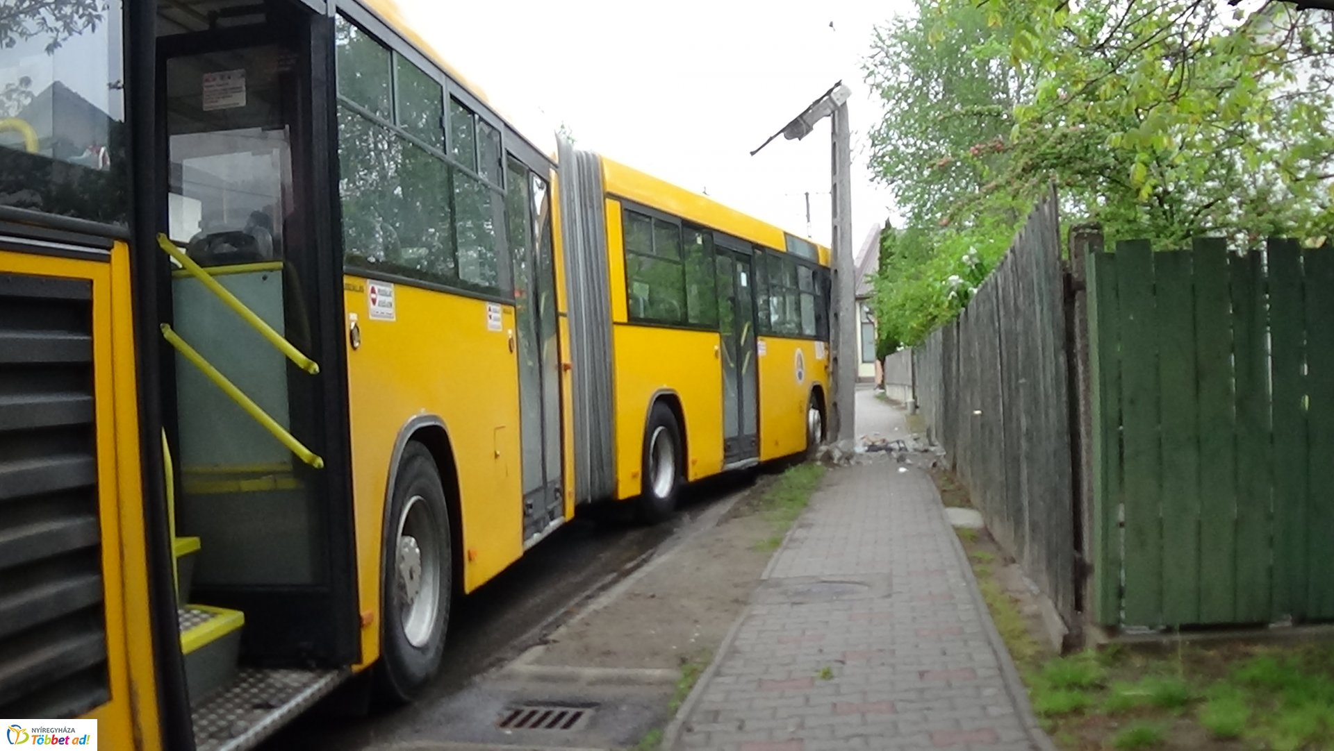 Autóbusz balesetezett Nagykállóban