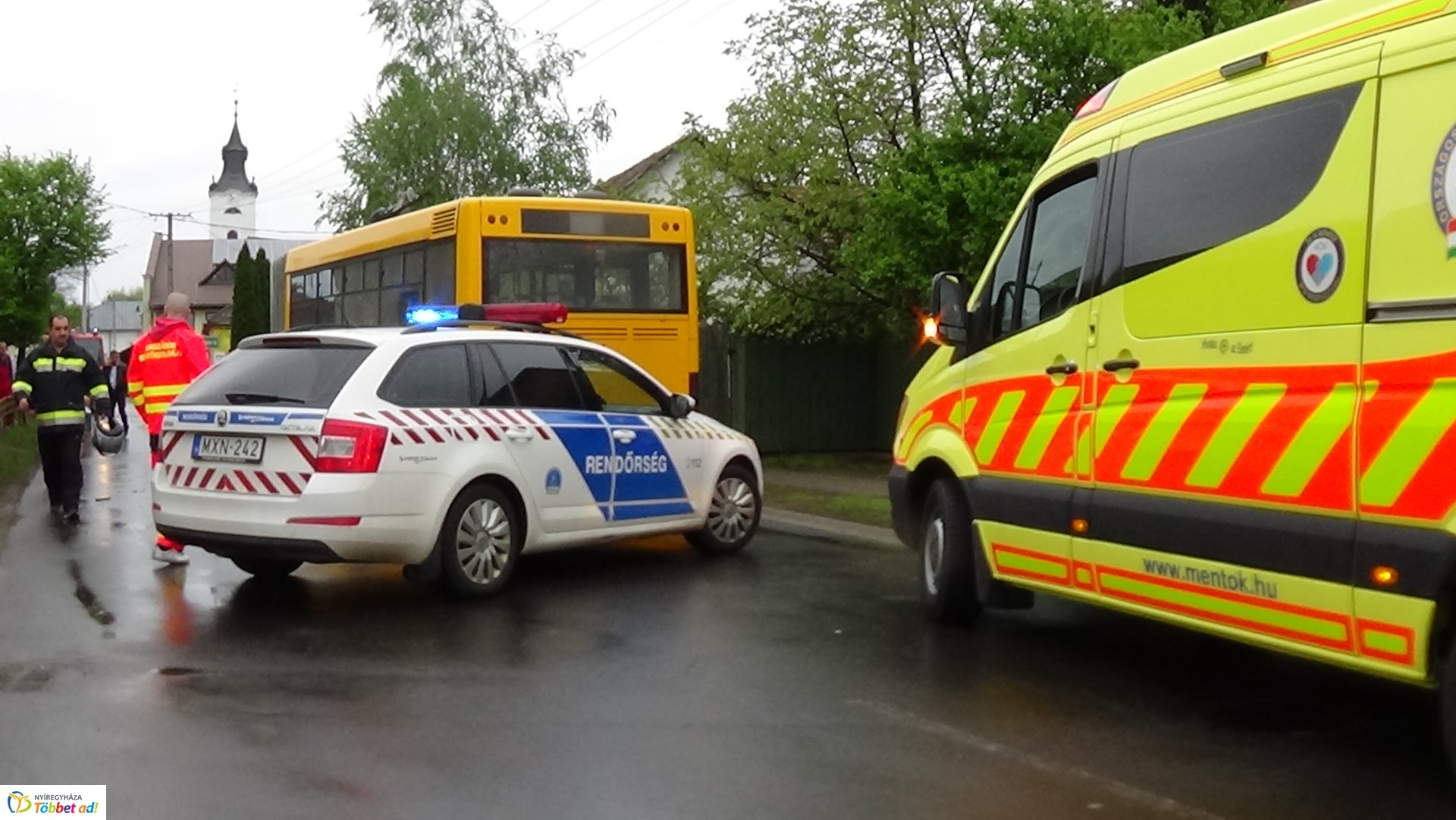 Autóbusz balesetezett Nagykállóban