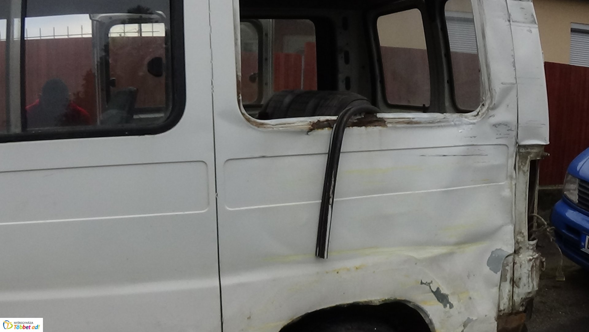 Autóbusz balesetezett Nagykállóban