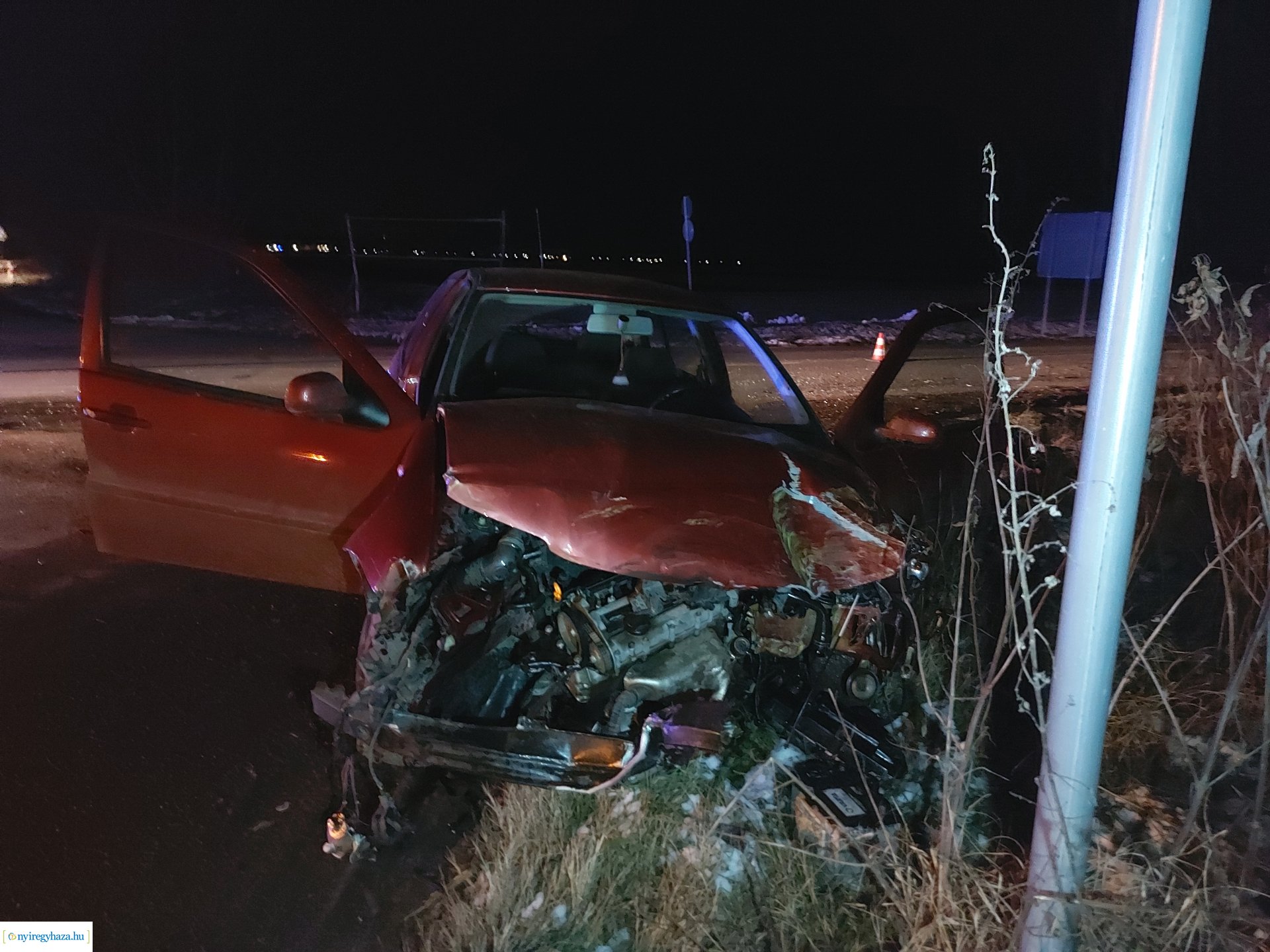 Autóbusz és személygépjármű ütközött péntek este
