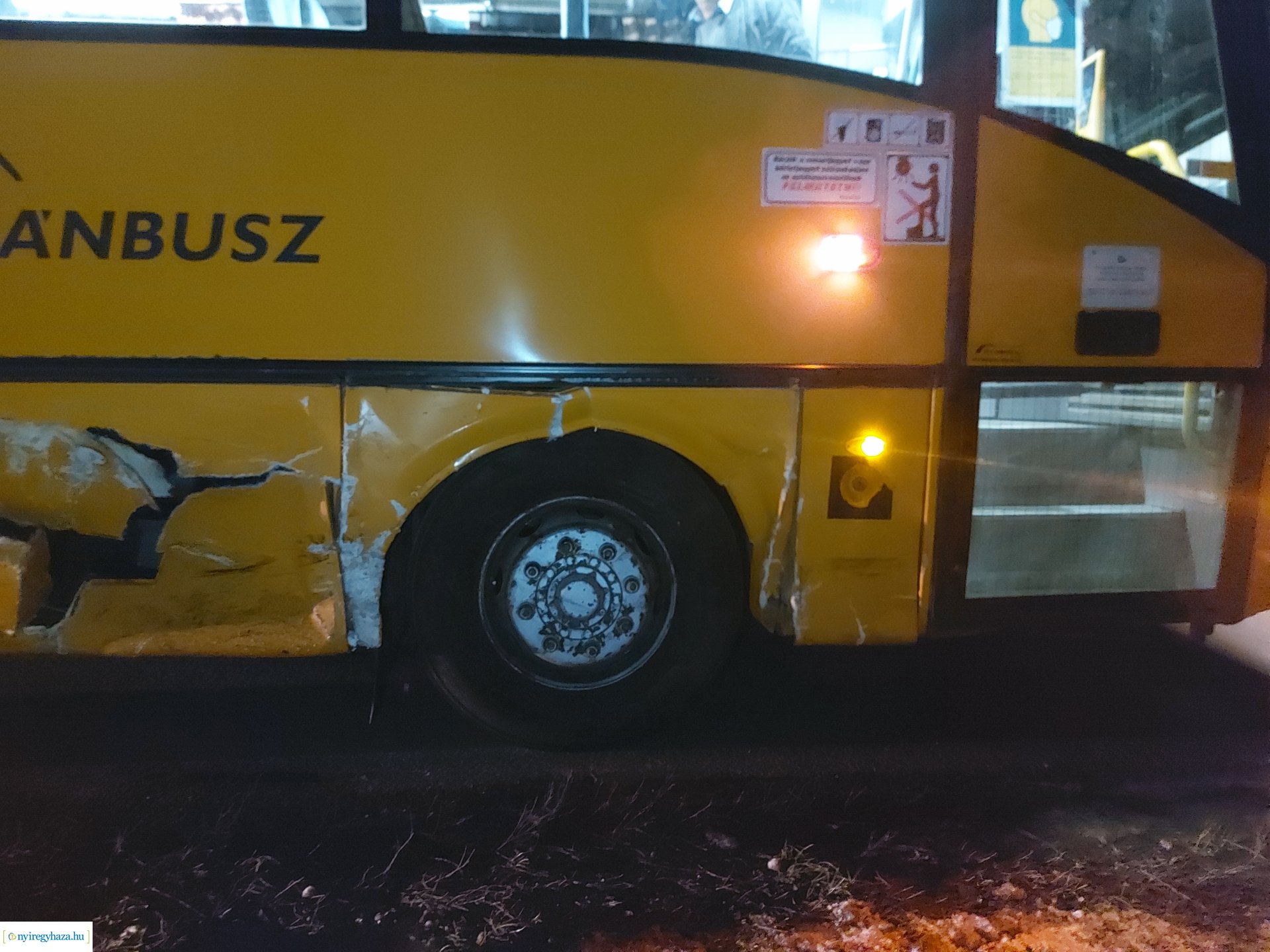 Autóbusz és személygépjármű ütközött péntek este