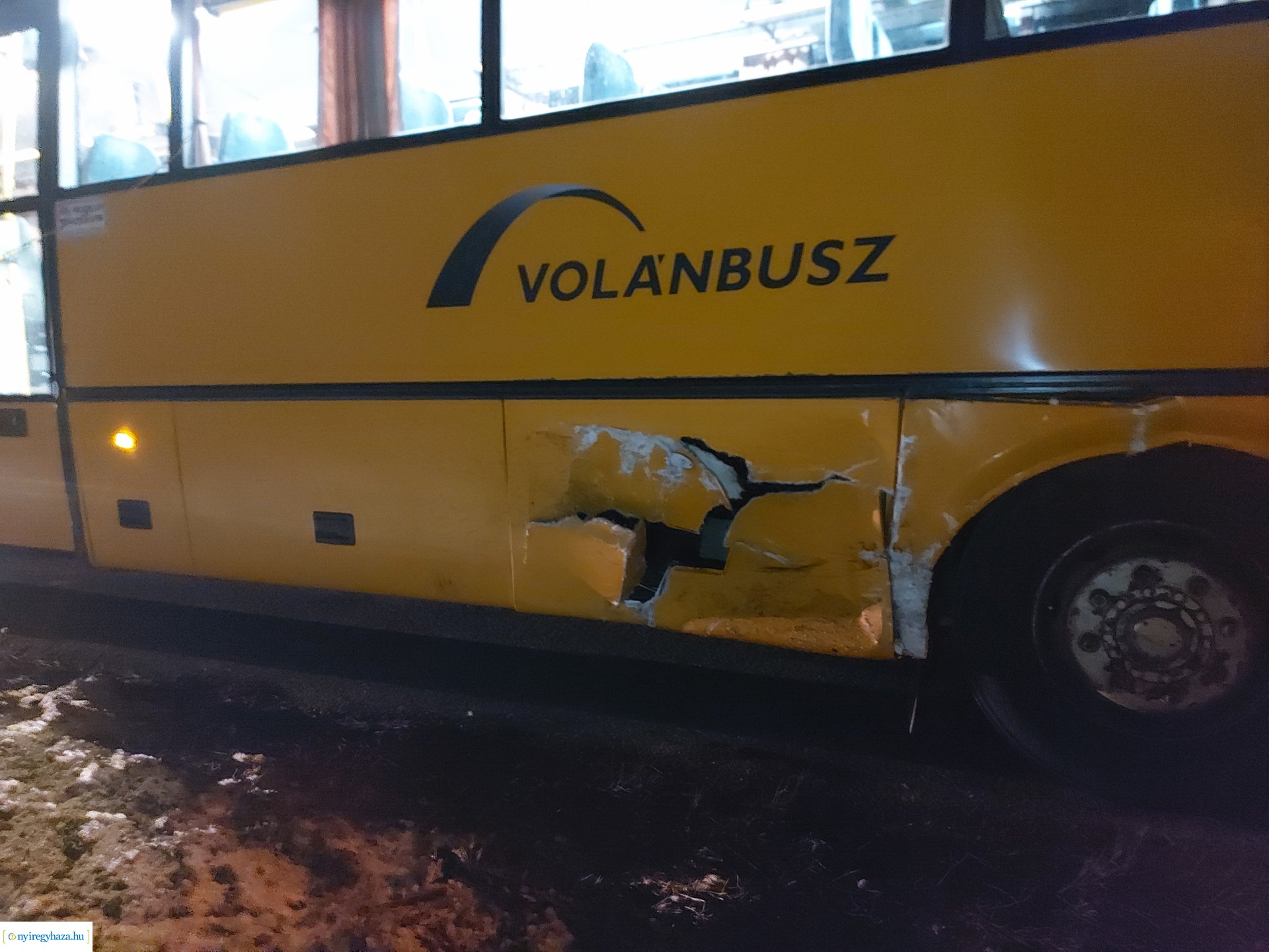 Autóbusz és személygépjármű ütközött péntek este