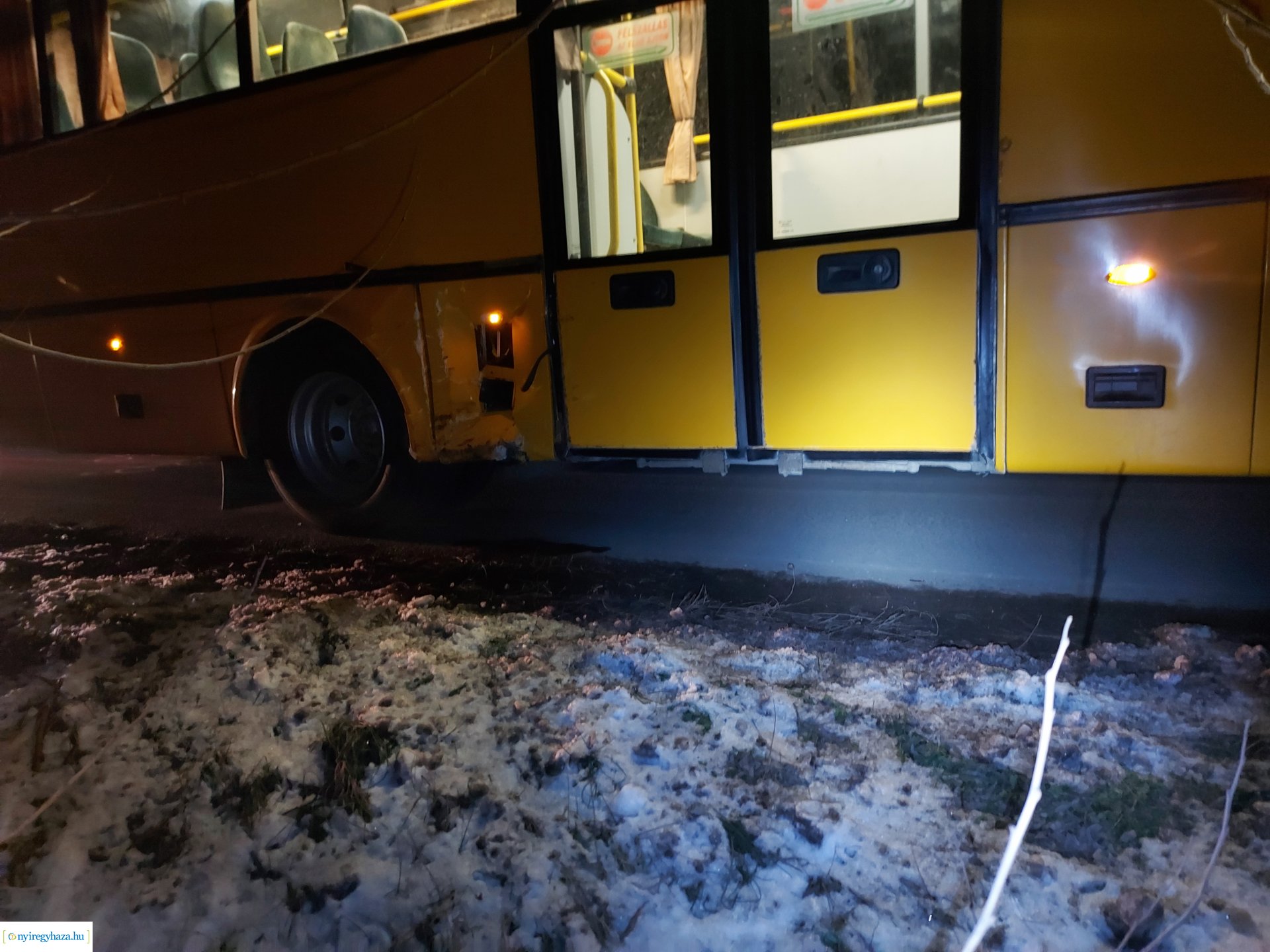 Autóbusz és személygépjármű ütközött péntek este