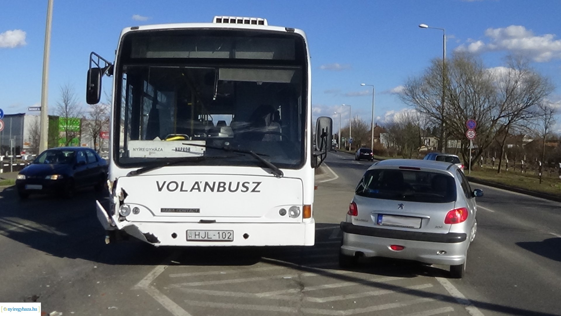 Autóbusz és személygépkocsi ütközött az Orosi úton