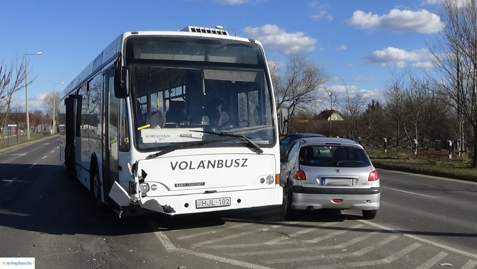 Autóbusz és személygépkocsi ütközött az Orosi úton