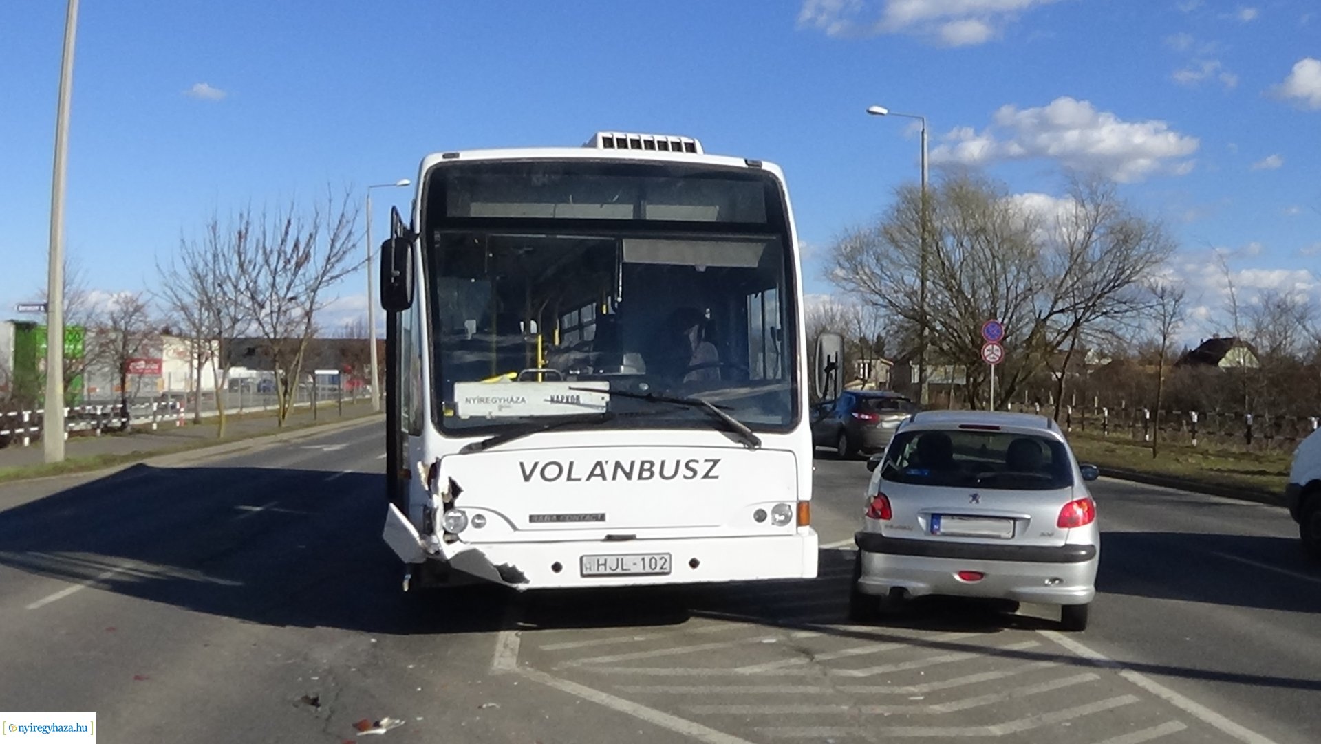 Autóbusz és személygépkocsi ütközött az Orosi úton