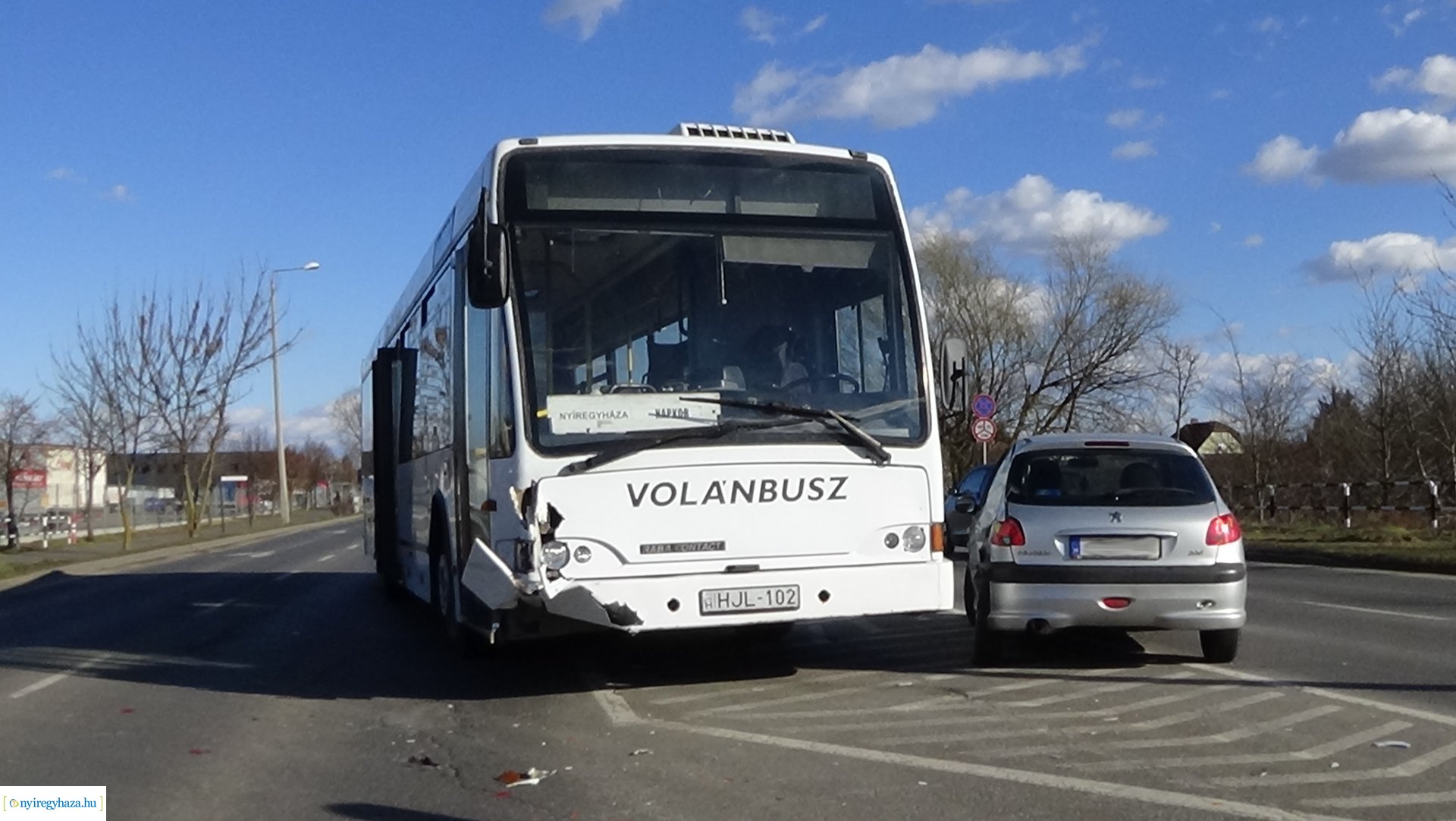 Autóbusz és személygépkocsi ütközött az Orosi úton