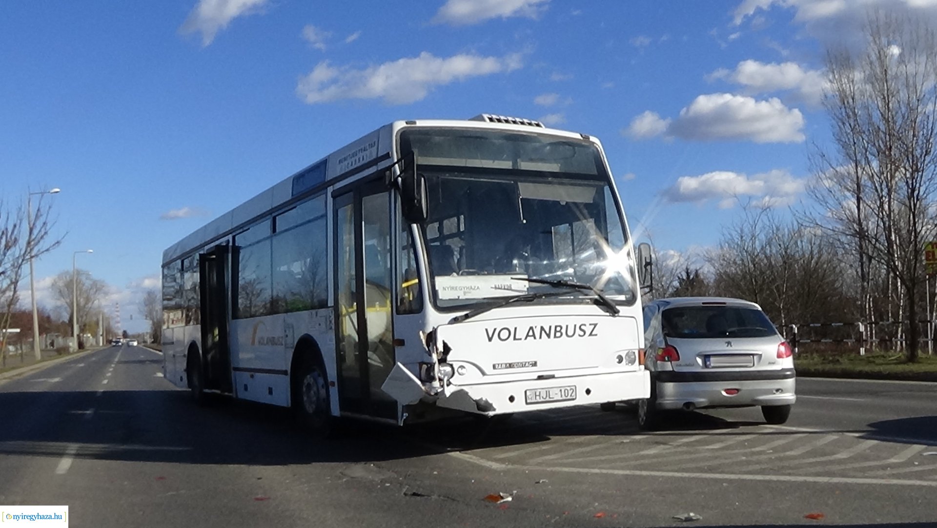 Autóbusz és személygépkocsi ütközött az Orosi úton