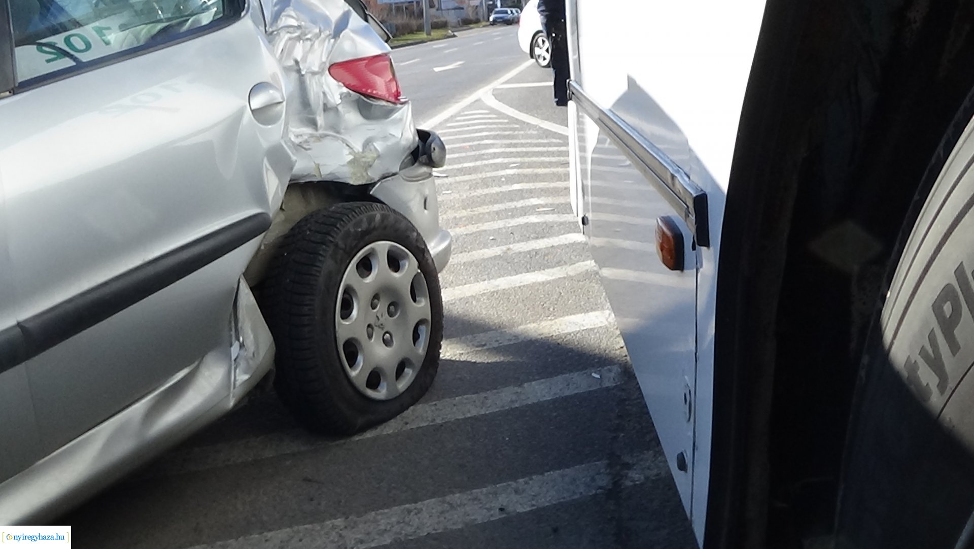 Autóbusz és személygépkocsi ütközött az Orosi úton