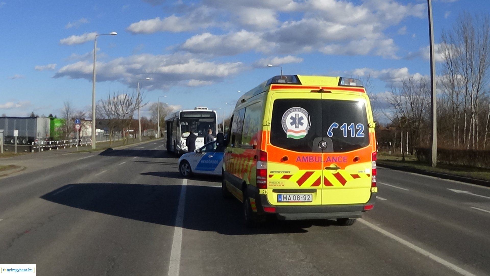 Autóbusz és személygépkocsi ütközött az Orosi úton