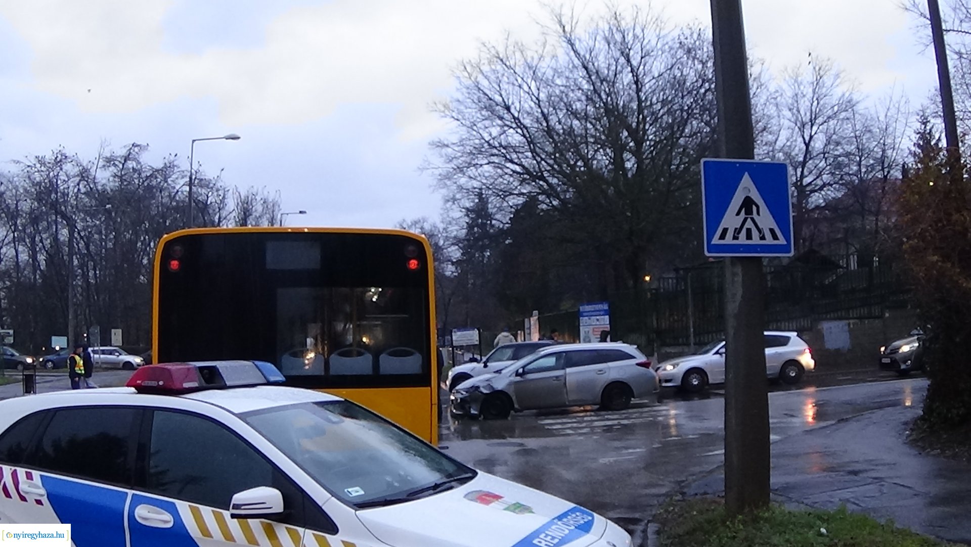 Autóbusz és személygépkocsi ütközött péntek reggel a Sóstói úton, a Garibaldi utcánál