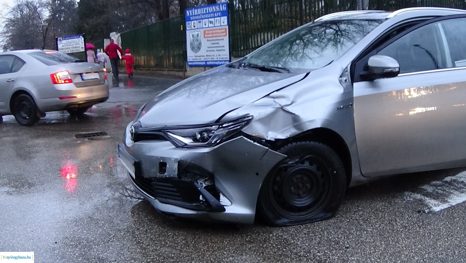 Autóbusz és személygépkocsi ütközött péntek reggel a Sóstói úton, a Garibaldi utcánál