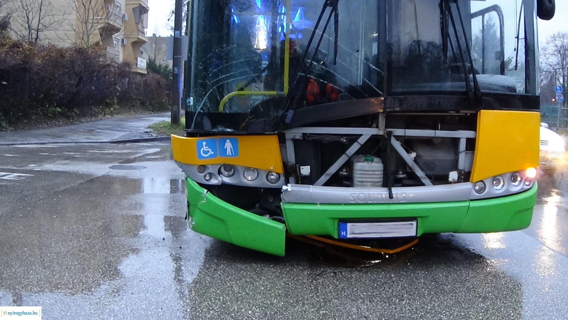 Autóbusz és személygépkocsi ütközött péntek reggel a Sóstói úton, a Garibaldi utcánál