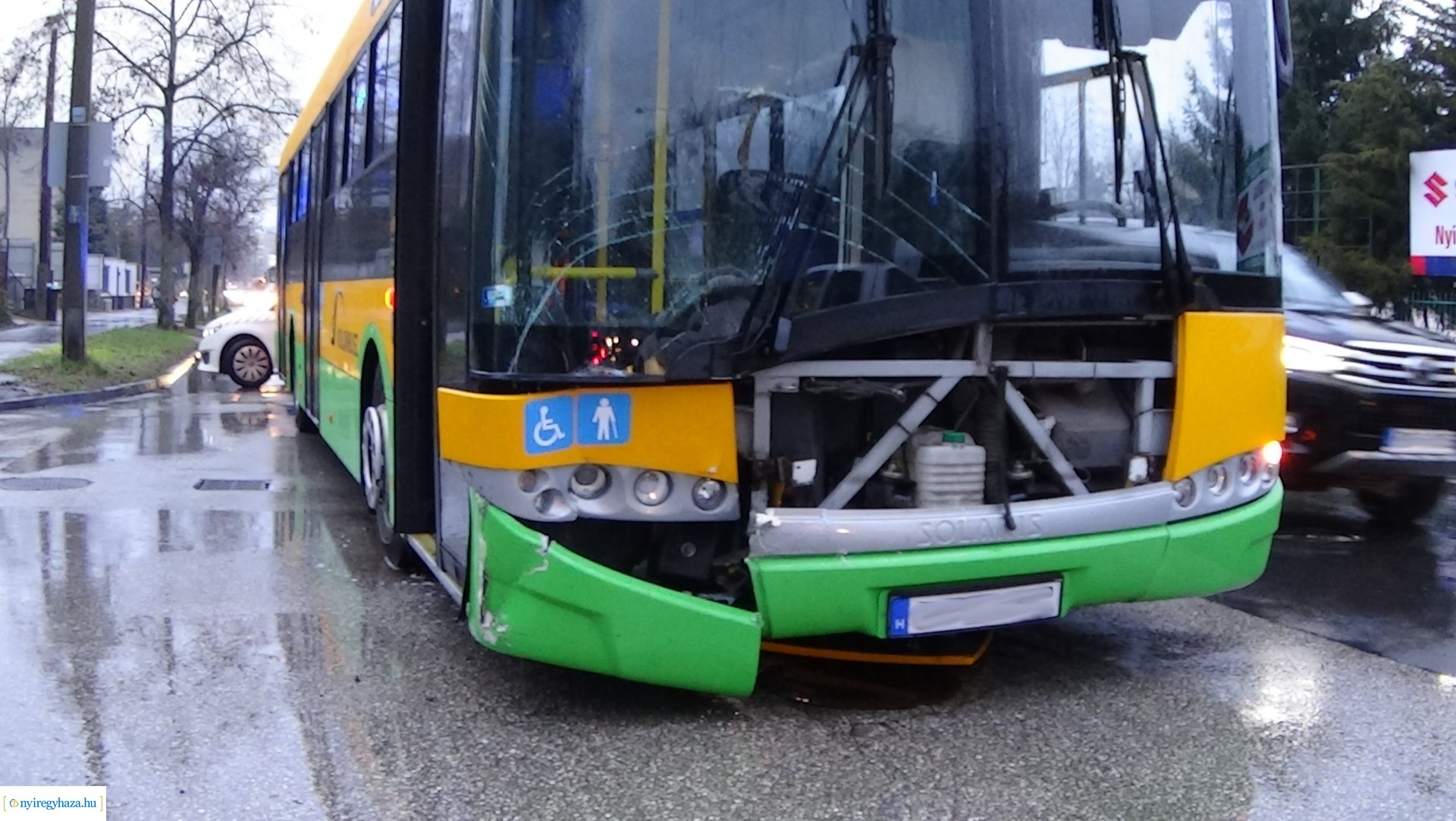 Autóbusz és személygépkocsi ütközött péntek reggel a Sóstói úton, a Garibaldi utcánál