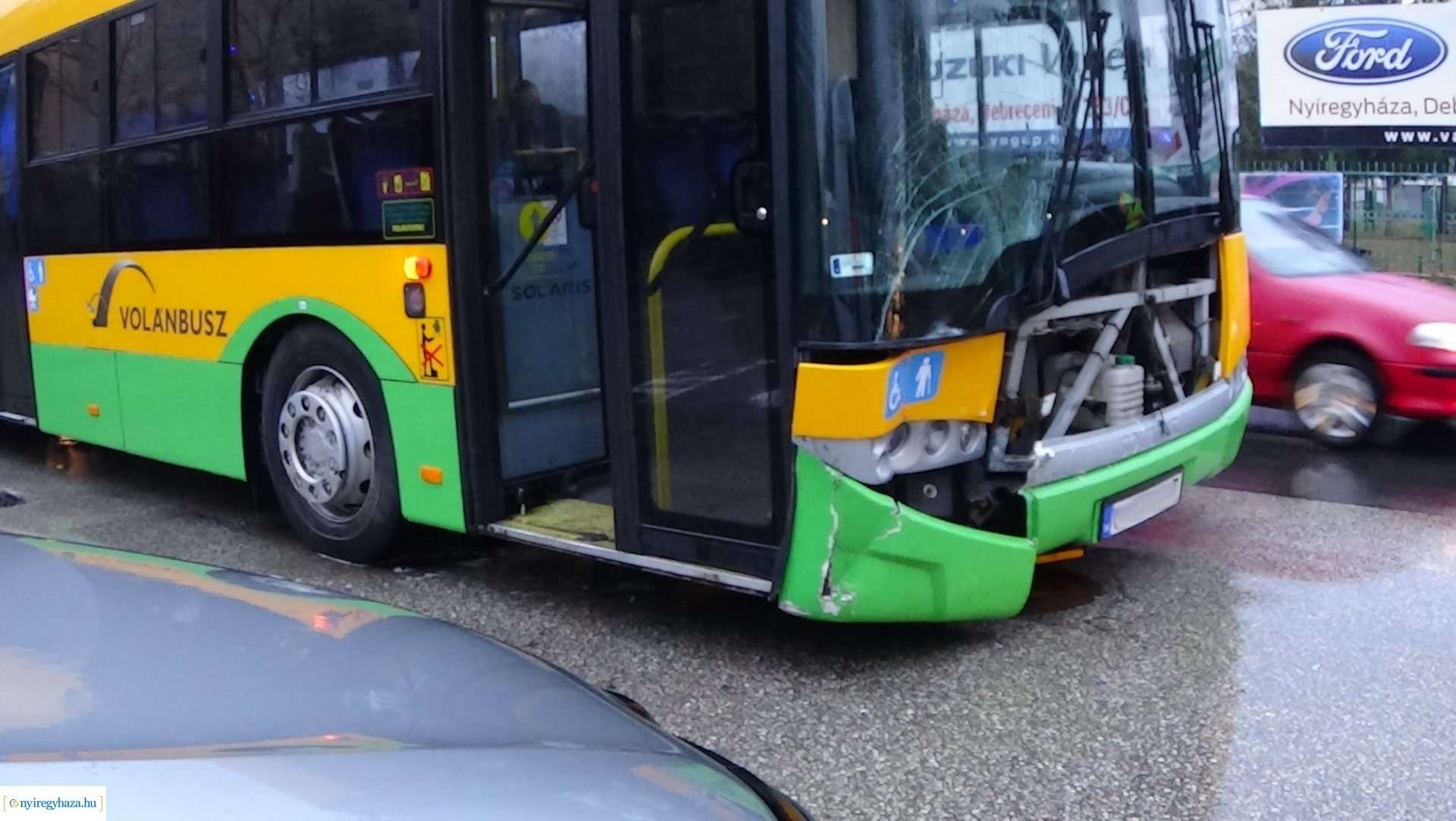 Autóbusz és személygépkocsi ütközött péntek reggel a Sóstói úton, a Garibaldi utcánál