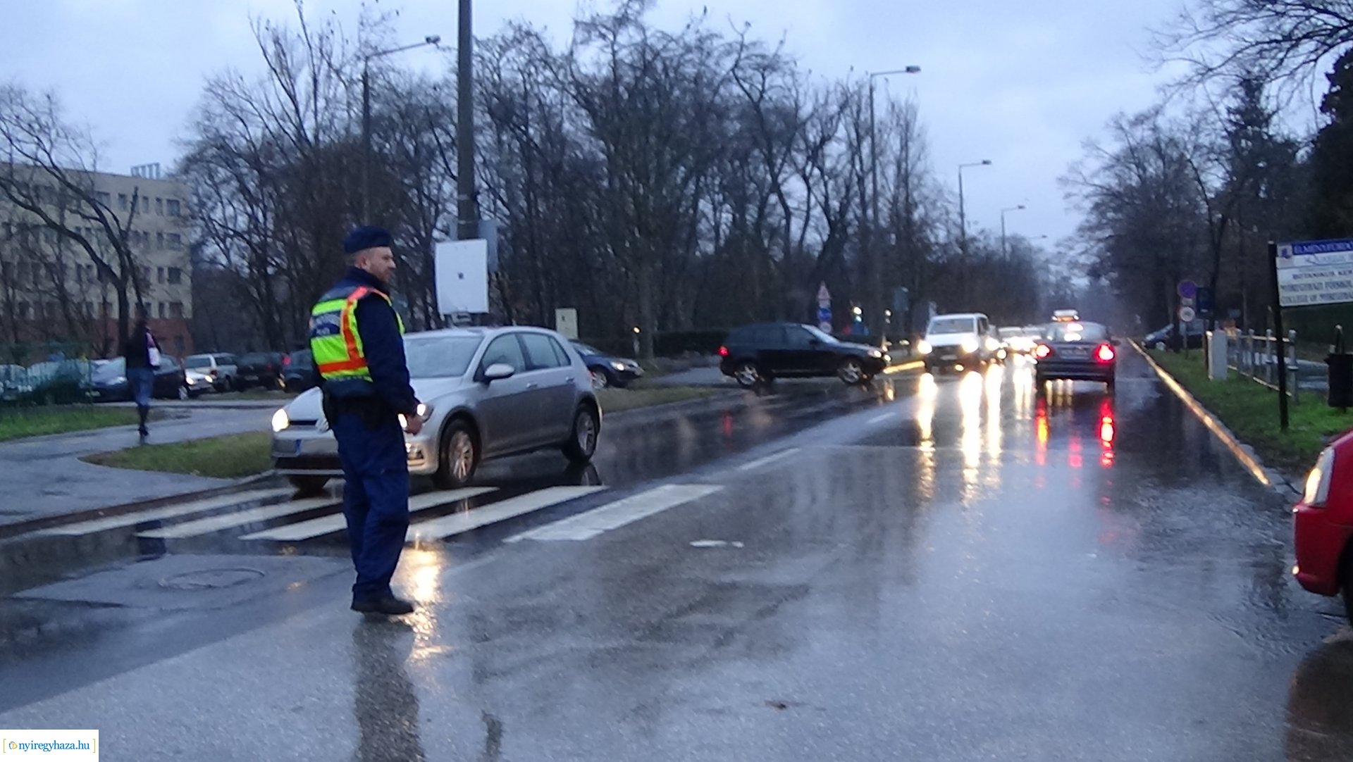 Autóbusz és személygépkocsi ütközött péntek reggel a Sóstói úton, a Garibaldi utcánál