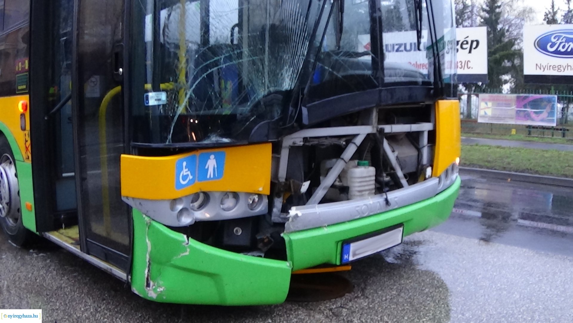 Autóbusz és személygépkocsi ütközött péntek reggel a Sóstói úton, a Garibaldi utcánál