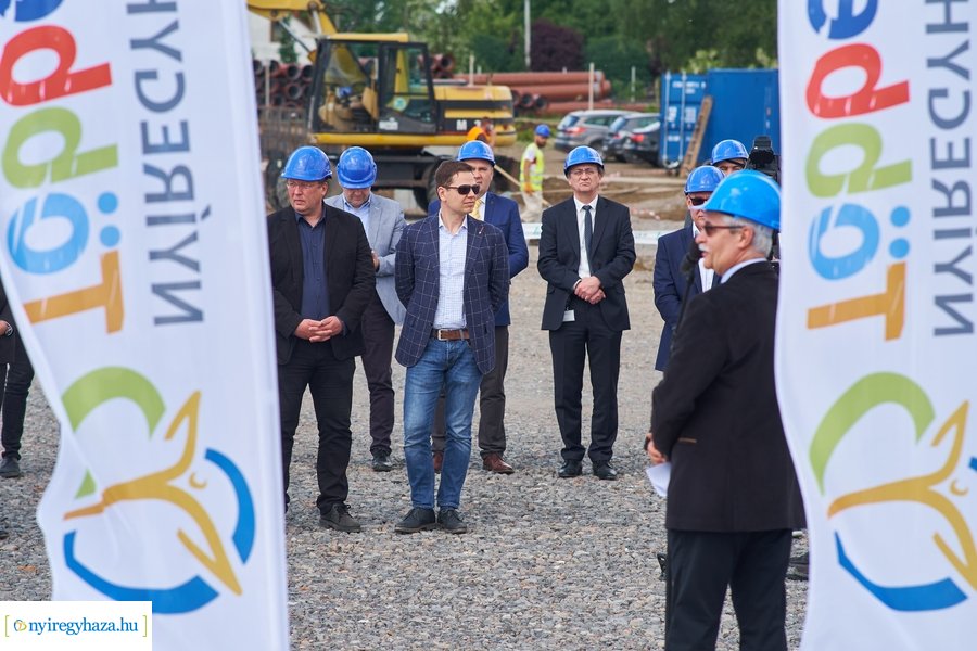 Autóbusz telephely alapkőletétele