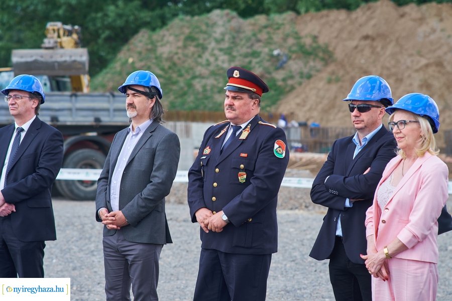 Autóbusz telephely alapkőletétele