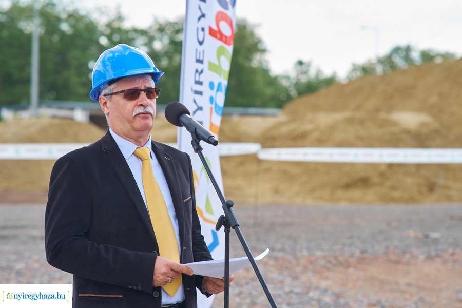 Autóbusz telephely alapkőletétele