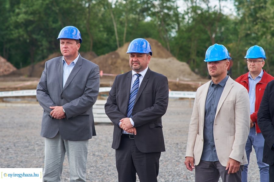 Autóbusz telephely alapkőletétele