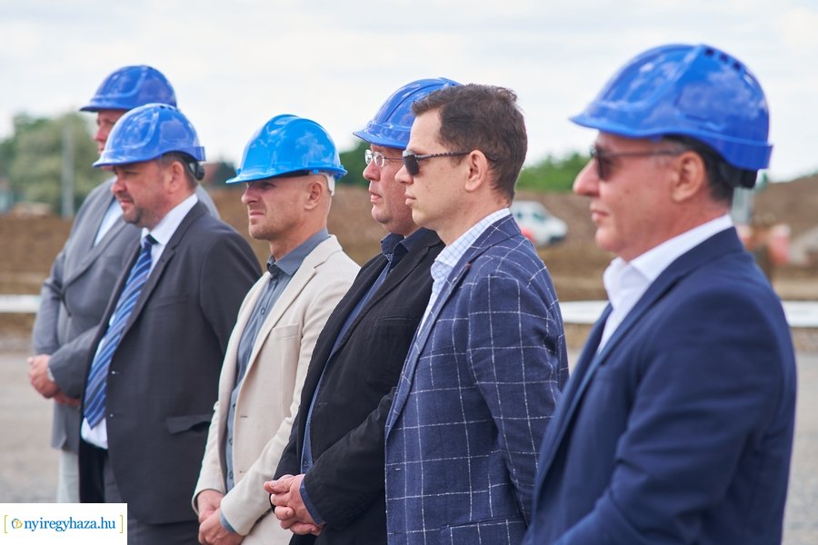 Autóbusz telephely alapkőletétele