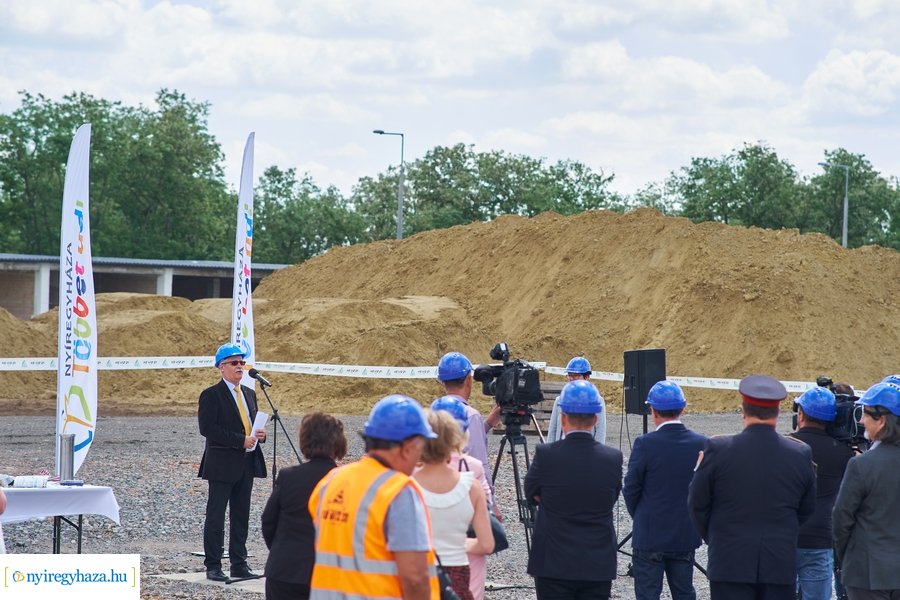 Autóbusz telephely alapkőletétele