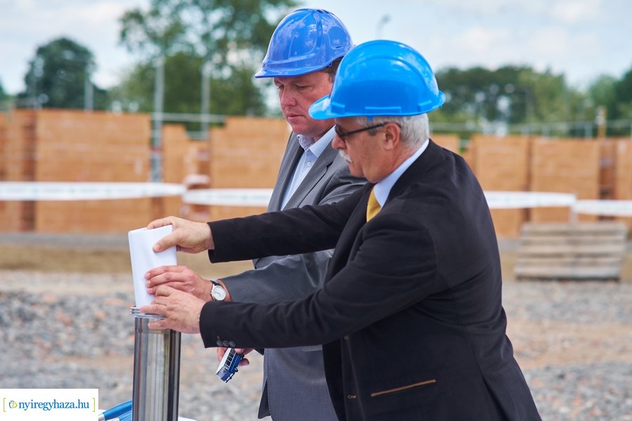 Autóbusz telephely alapkőletétele