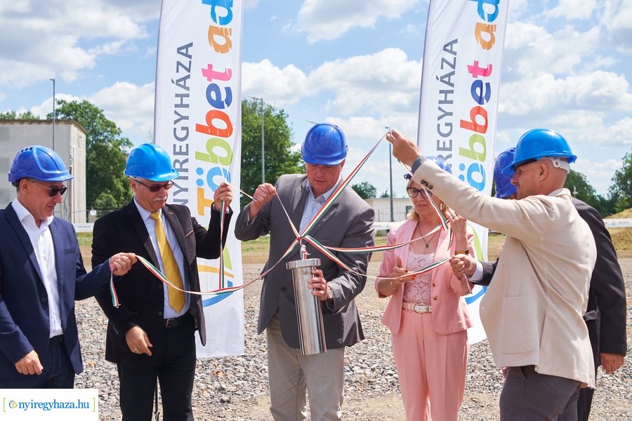 Autóbusz telephely alapkőletétele