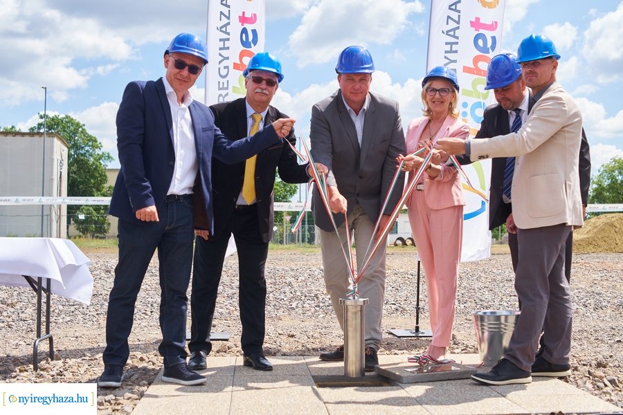 Autóbusz telephely alapkőletétele