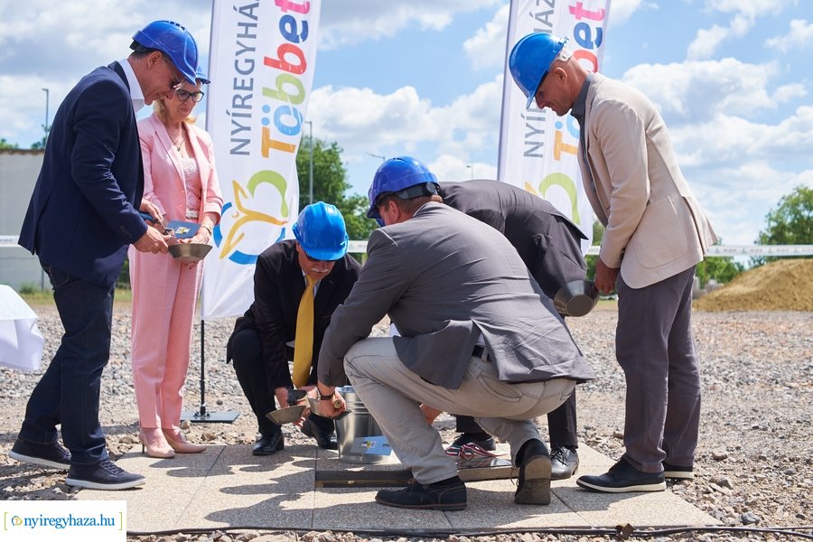 Autóbusz telephely alapkőletétele