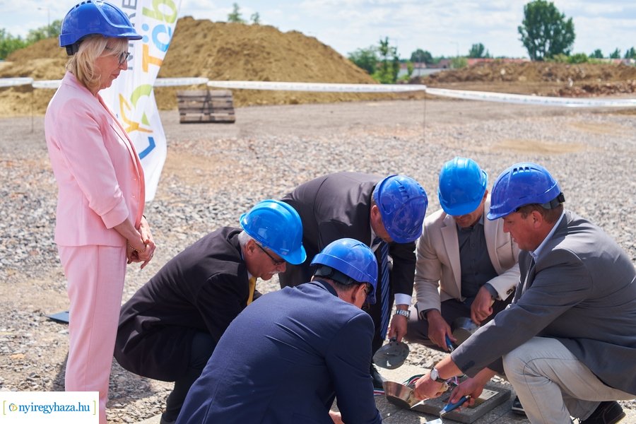 Autóbusz telephely alapkőletétele