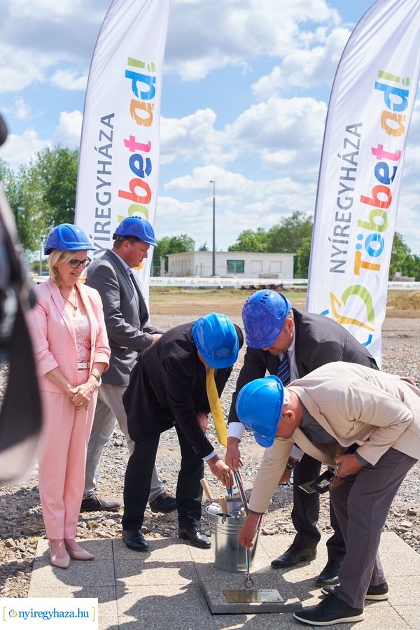 Autóbusz telephely alapkőletétele