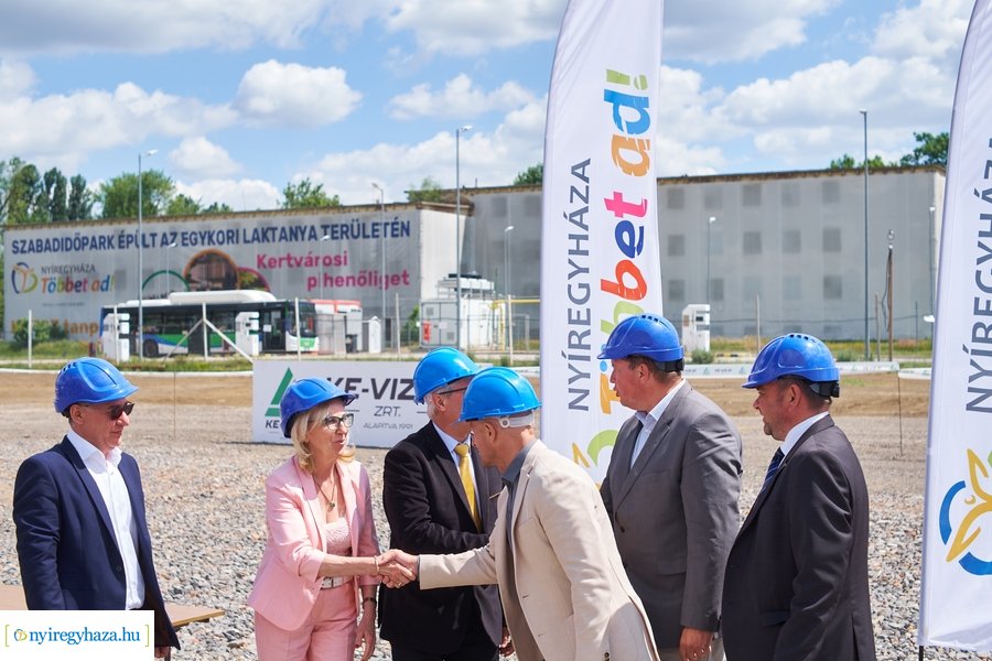 Autóbusz telephely alapkőletétele