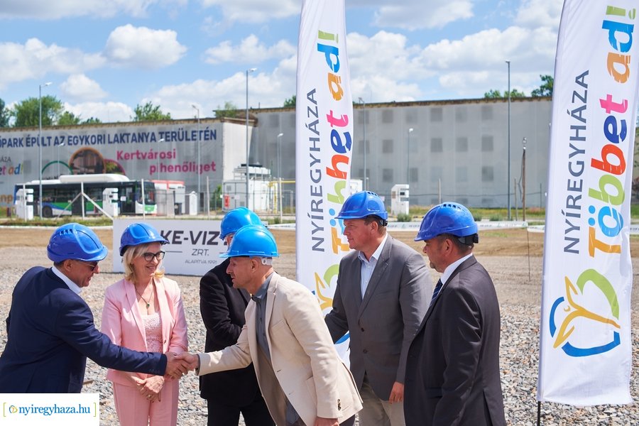 Autóbusz telephely alapkőletétele