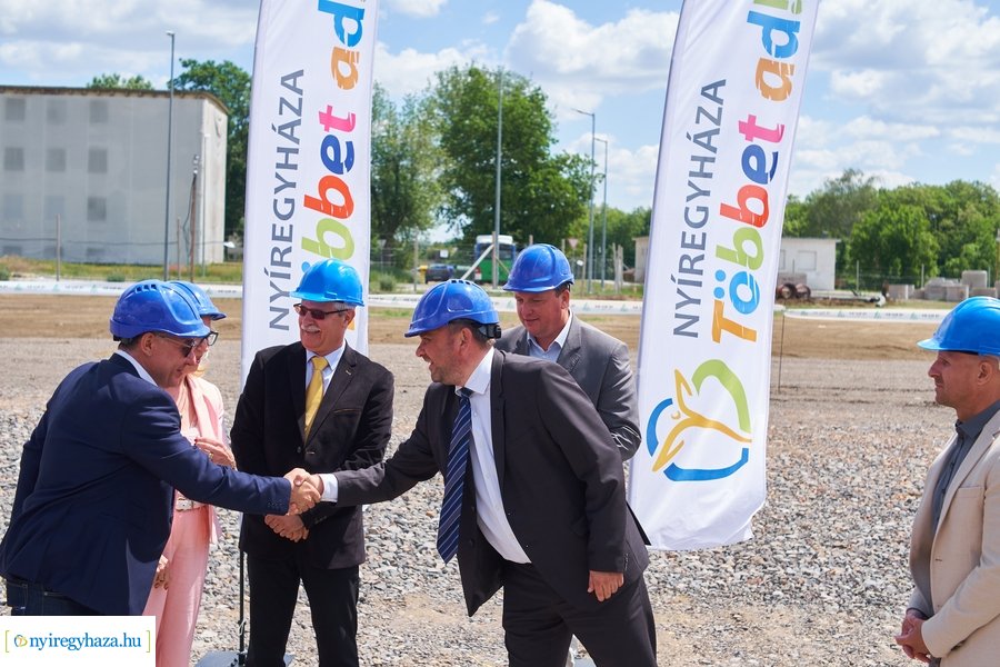 Autóbusz telephely alapkőletétele