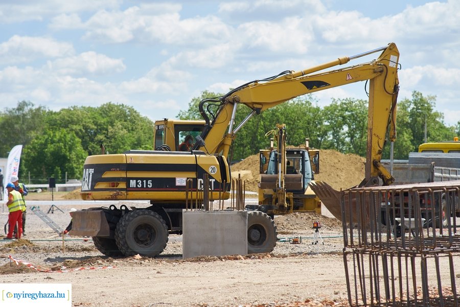 Autóbusz telephely alapkőletétele
