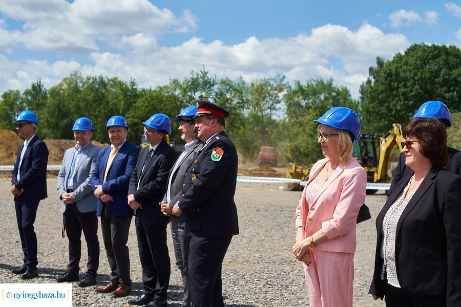 Autóbusz telephely alapkőletétele