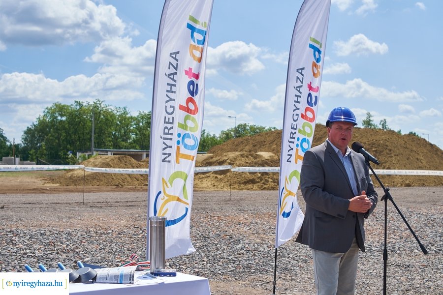 Autóbusz telephely alapkőletétele