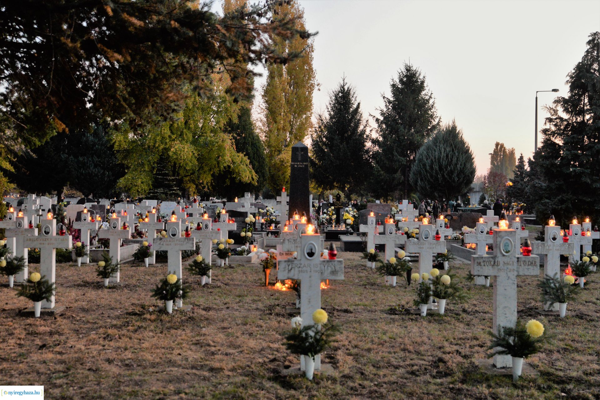 Az emlékezés fényei az Északi temetőben