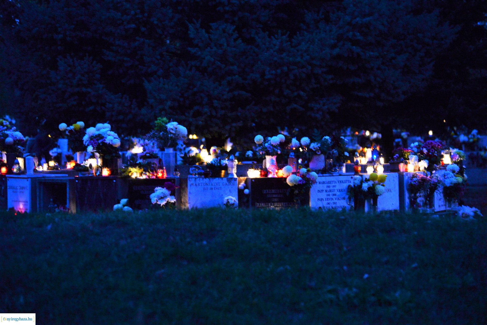 Az emlékezés fényei az Északi temetőben