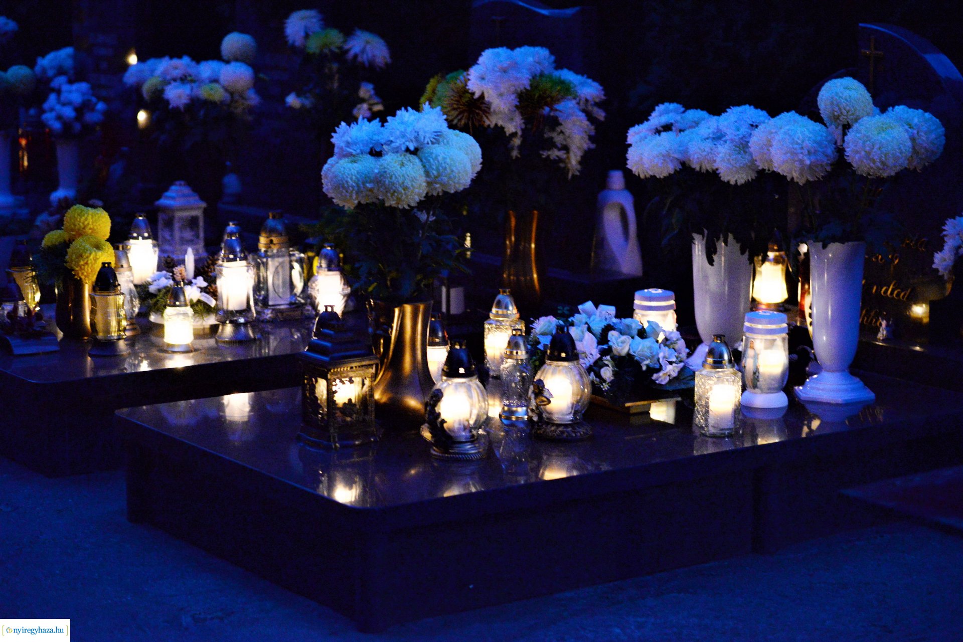 Az emlékezés fényei az Északi temetőben