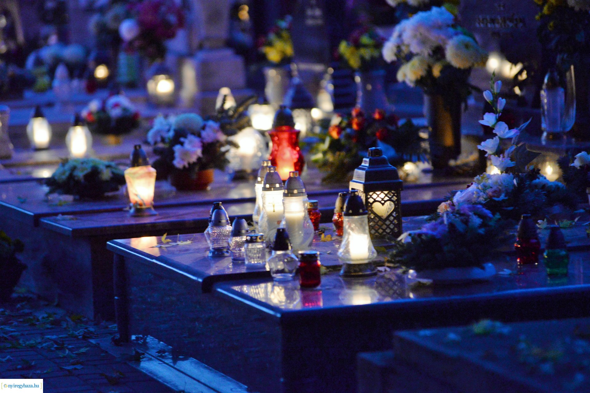 Az emlékezés fényei az Északi temetőben