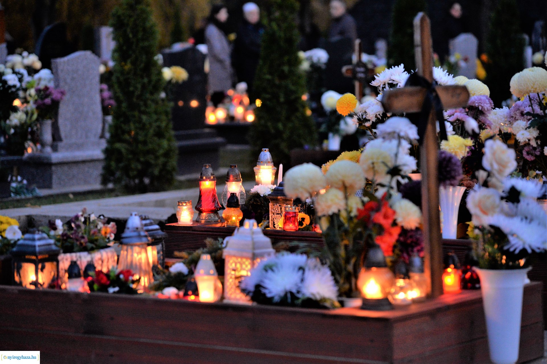Az emlékezés fényei az Északi temetőben