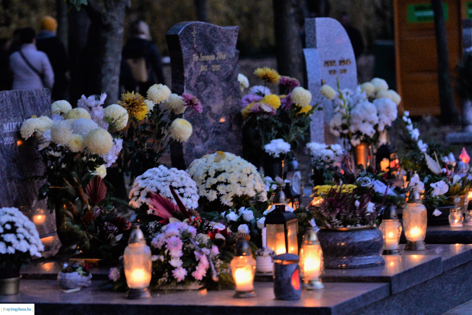 Az emlékezés fényei az Északi temetőben