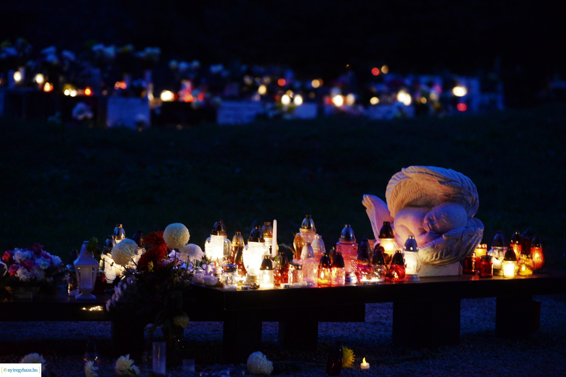 Az emlékezés fényei az Északi temetőben