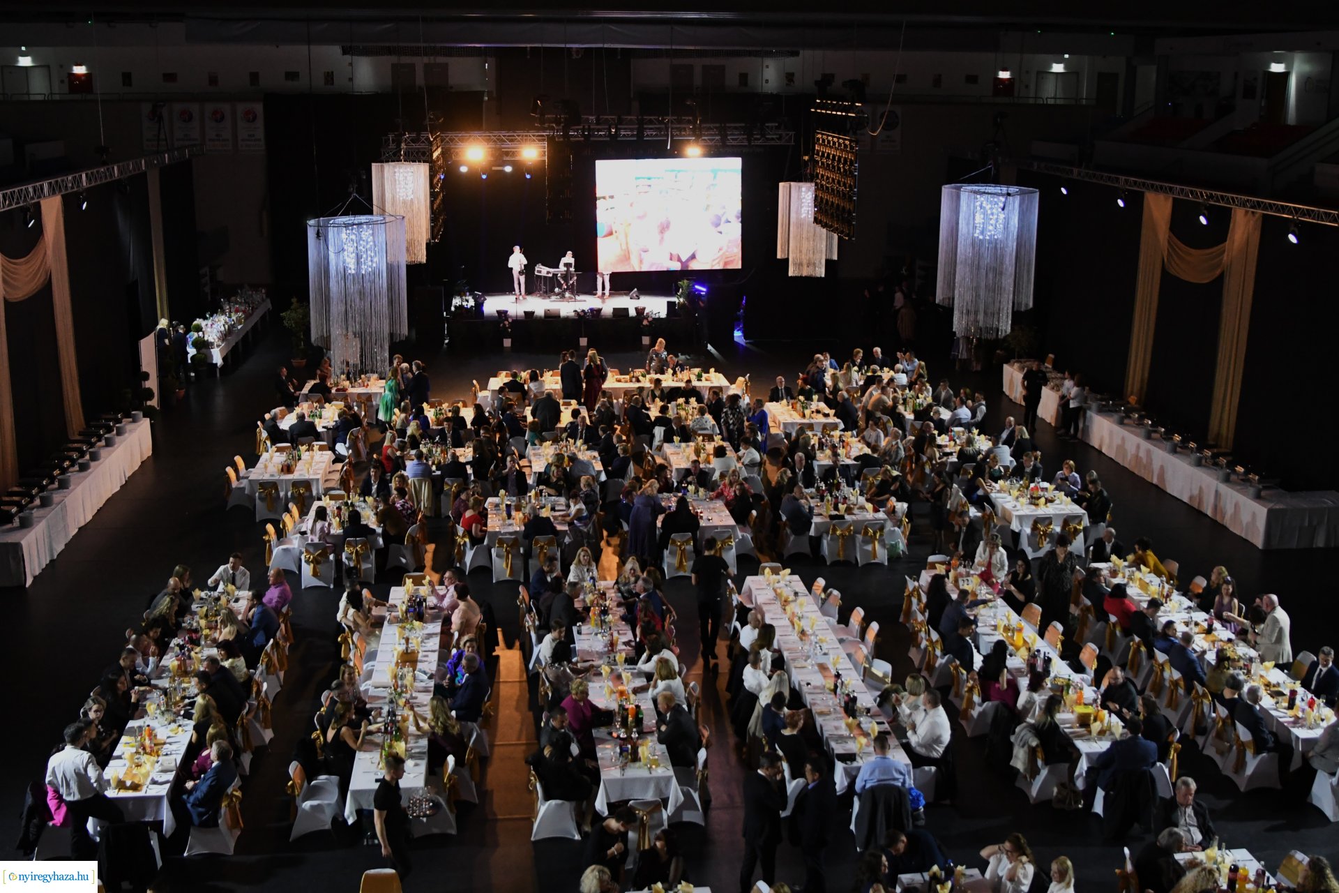 Az Eszterlánc óvoda gyermekeiért báloztak