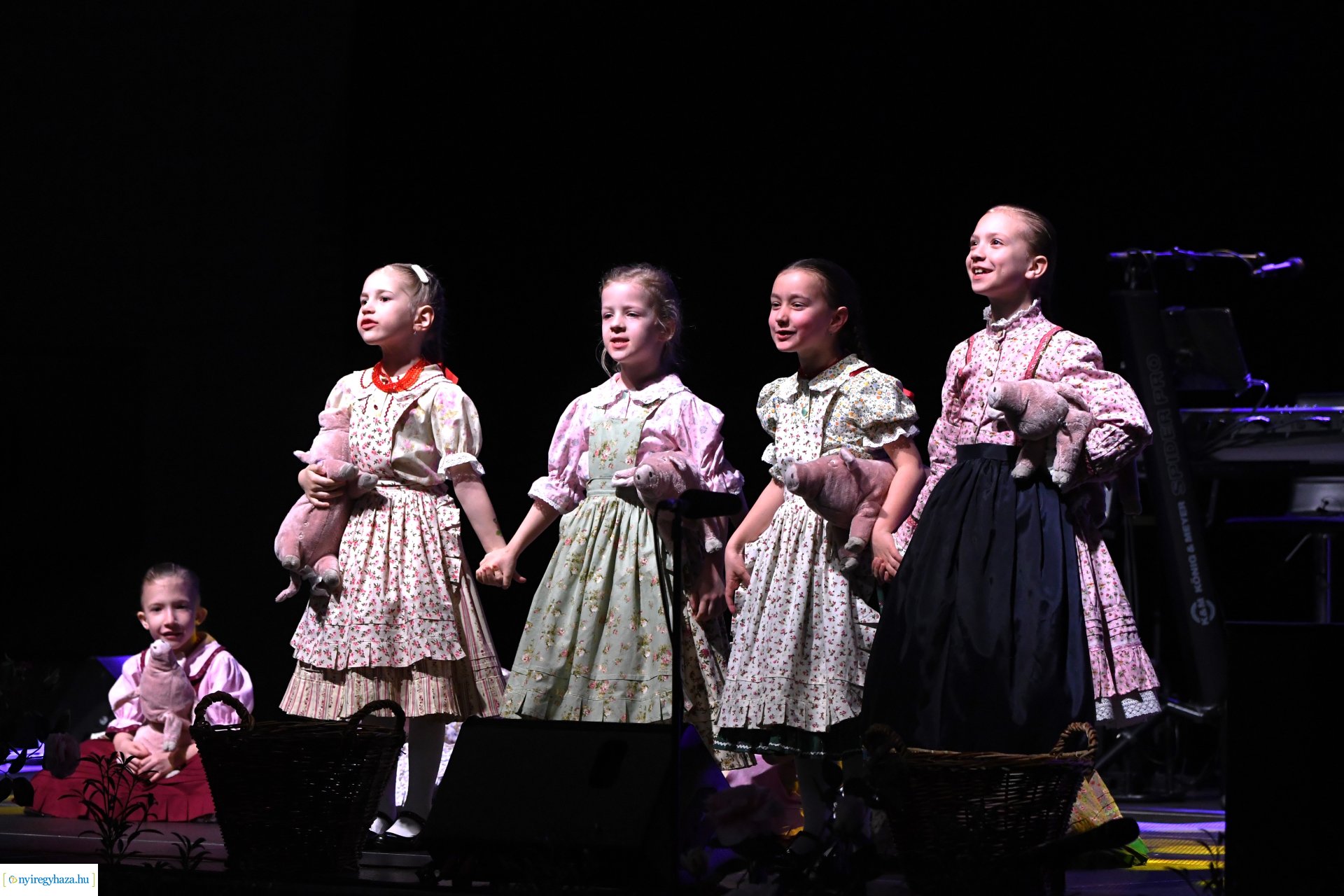 Az Eszterlánc óvoda gyermekeiért báloztak