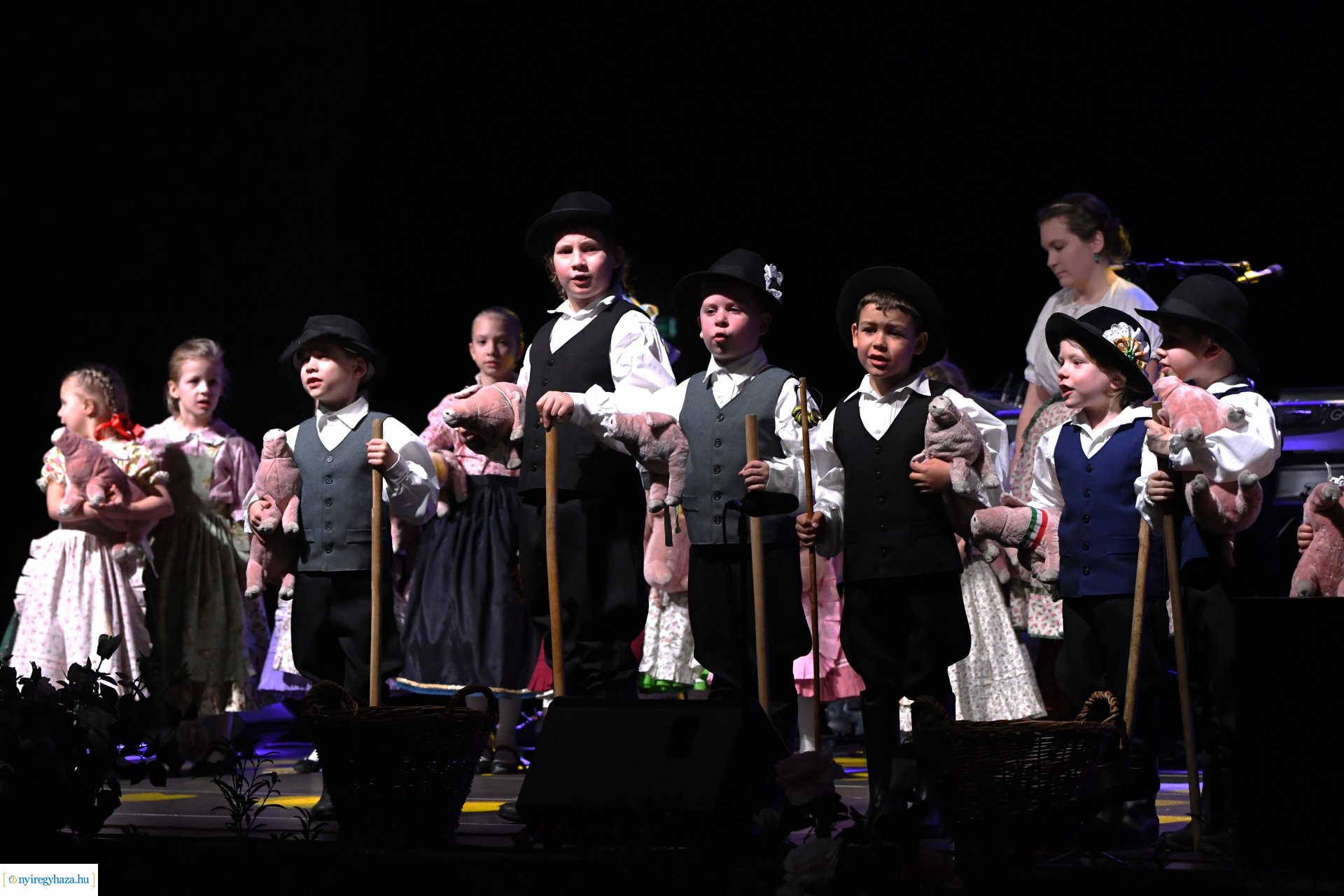 Az Eszterlánc óvoda gyermekeiért báloztak