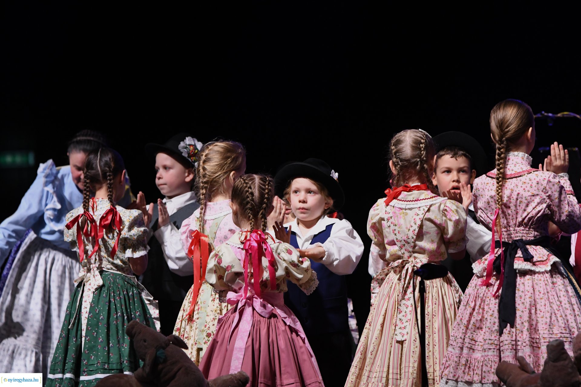 Az Eszterlánc óvoda gyermekeiért báloztak